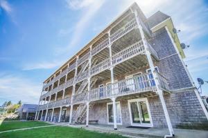 - un bâtiment avec des balcons blancs sur le côté dans l'établissement Neptune House, a VRI resort, à New Shoreham