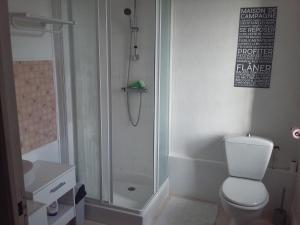 baño con ducha y aseo blanco en Sainte-Mère-Église - Ferme de Beauvais, en Sainte-Mère-Église