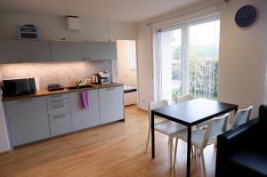 cocina y comedor con mesa y sillas en Outletcity Apartment Ferienwohnung Metzingen, en Metzingen