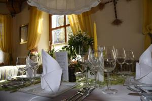 バート・ヴァルタースドルフにあるGasthof Safenhofのワイングラスとナプキンを盛り付けたテーブル