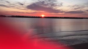 リミニにあるHotel Glennの夕日を楽しめる湖の夕日