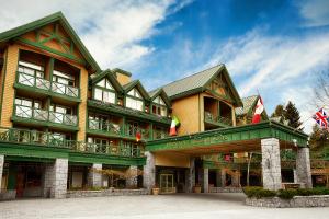 un grand bâtiment avec drapeaux devant lui dans l'établissement Pinnacle Hotel Whistler, à Whistler