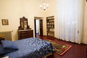 オルヴィエートにあるAppartamento il Gelsominoのベッドルーム1室(ベッド1台、ドレッサー、鏡付)