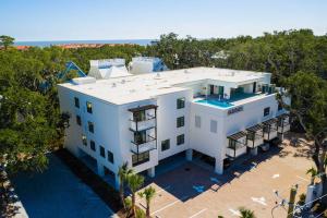 an aerial view of a white house with trees at Hotel Simone in Saint Simons Island