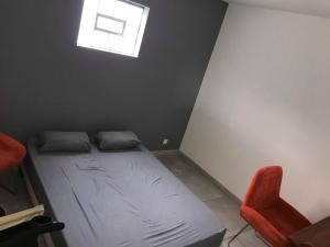 圣路易斯Maison lyam的窗户和椅子的房间里的一个床位 更多2张照片