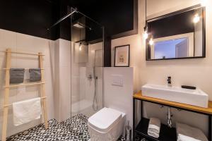 a bathroom with a sink and a shower and a toilet at Apartament Alicante Górny Sopot by Renters in Sopot
