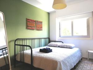 Un dormitorio con una cama con una bolsa. en Markora Central Apartment, en Nicosia