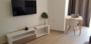 A television and/or entertainment centre at Estudio Rocío