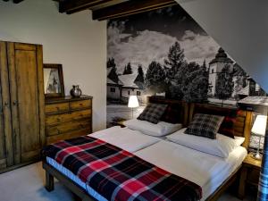 Ένα ή περισσότερα κρεβάτια σε δωμάτιο στο Family apartment in Tatranska Lomnica