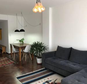 uma sala de estar com um sofá e uma mesa em Depto centrico, 90 m2, 2 habitaciones em Rosário