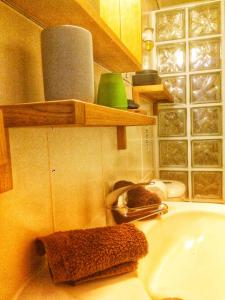 Un baño con lavabo, inodoro y ventana. en Quinta Da vida Serena, en Gaio