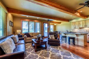 Shiner Creek Retreat في ماكال: غرفة معيشة مع أريكة وطاولة