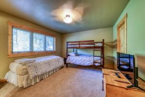 Katil dua tingkat atau katil-katil dua tingkat dalam bilik di Shiner Creek Retreat