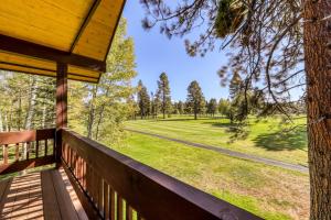 una veranda con vista sul parco di Shiner Creek Retreat a McCall