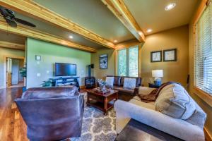 un soggiorno con divano e TV di Shiner Creek Retreat a McCall