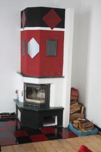 ハーゲンにあるPrivatzimmer Hagenの暖炉付きの部屋
