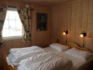 En eller flere senge i et værelse på Kjøniksbu - 3 bedroom cabin