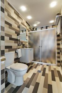 فندق رومانتيك دوجران في ستار دوجران: حمام مع مرحاض ودش