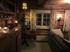 ein Wohnzimmer mit einem Sofa und einem Fenster in der Unterkunft Veslehytta - 5 person cabin in Ål