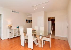een eetkamer met een glazen tafel en witte stoelen bij Stunning Beach Apartment by Miami Te Espera - HOLLYWOOD 9W in Hollywood