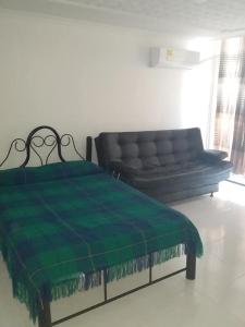 卡塔赫纳Cómoda y bonita habitación Independiente的客厅配有一张黑色沙发,设有一张床