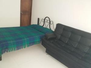卡塔赫纳Cómoda y bonita habitación Independiente的客房内的床和沙发