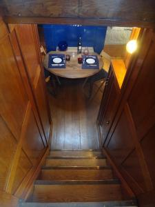 - une vue sur une table dans une chambre avec des escaliers dans l'établissement Bateau, Péniche Marboré - Disney, à Lagny-sur-Marne