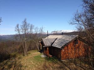 una vieja cabaña en la cima de una colina en Milonga - 3 bedroom cabin, en Al