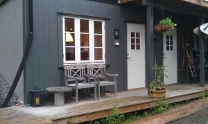 une petite maison avec 2 chaises sur une terrasse couverte dans l'établissement Valdres Naturlegvis, à Fagernes