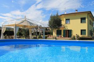 una piscina con cenador y una casa en La Valinfiore Charming Home, en Montecarlo