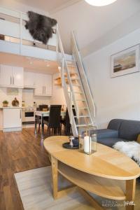un soggiorno con tavolo e scala di Actif 305 Apartment by Ål Ski Center ad Ål