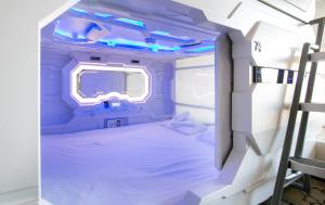 um pequeno quarto com uma cama num avião em Capsule Hostel Capslock em Kazan