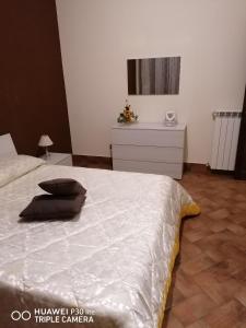 1 dormitorio con 1 cama y vestidor con espejo en Paradise, en Palermo