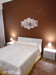 een slaapkamer met een wit bed en 2 nachtkastjes bij Paradise in Palermo