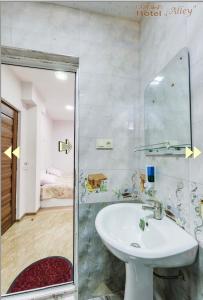 bagno con lavandino e doccia in vetro di Hotel Alley a Martvili