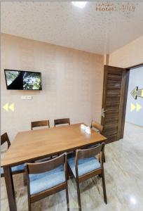 Televiisor ja/või meelelahutuskeskus majutusasutuses Hotel Alley