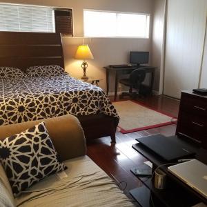 1 dormitorio con 2 camas y escritorio con ordenador en Woodland Hills BEST Priced Room, en Woodland Hills