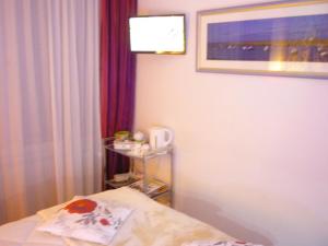 Cette chambre dispose d'un lit et d'une photo murale. dans l'établissement MINI TARIF pour un MAXI CONFORT, à Berck-sur-Mer