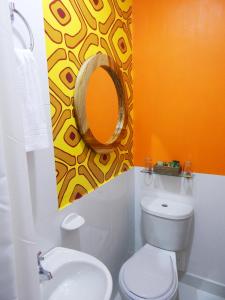 Koupelna v ubytování ETHNIC Thematic Hotel