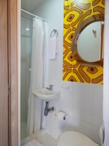 Koupelna v ubytování ETHNIC Thematic Hotel