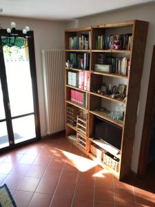 pokój z półką z książkami w obiekcie Casa Riccardo w mieście Tavullia
