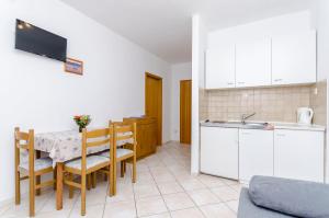 Kuchyň nebo kuchyňský kout v ubytování Apartments Mate