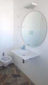 Un baño con un lavabo blanco y un espejo. en Sentí el Mar.., en Punta del Este