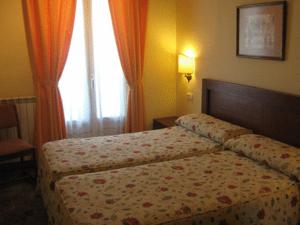 a hotel room with a bed and a window at Gurutzeberri in Oiartzun