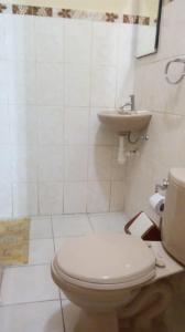 bagno con servizi igienici e lavandino di Hostal Resident a Piura