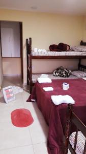 坎普斯杜若爾當的住宿－Suites Bella vista，客房设有两张双层床,供睡在床上的人入住