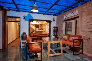 - un salon avec une table et des chaises dans l'établissement Mangal Chhen, à Pātan