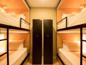 Postel nebo postele na pokoji v ubytování Hexa Hotel & Backpackers Capsules Bukit Bintang