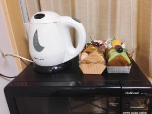 a blender sitting on top of a microwave at Mori de house in Kobe 201 in Kobe