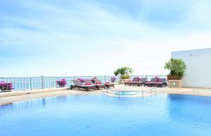 Bazén v ubytování Asia Cha-am Hotel nebo v jeho okolí